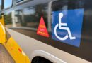 Ônibus passam a circular com adesivo de ponto cego