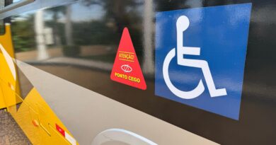 Ônibus passam a circular com adesivo de ponto cego
