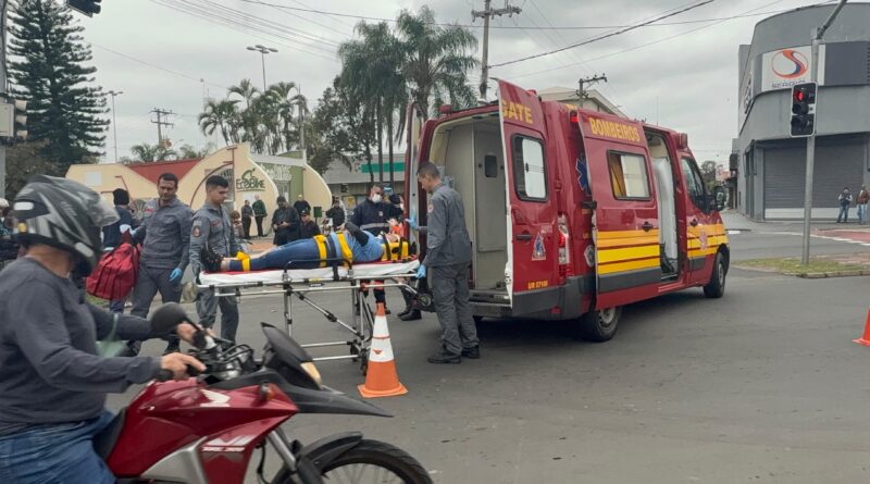 Motociclista é levada ao hospital após colisão com caminhão