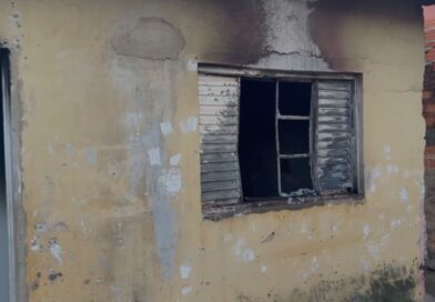 Incêndio destrói casa no Caminho da Luz; veja vídeo