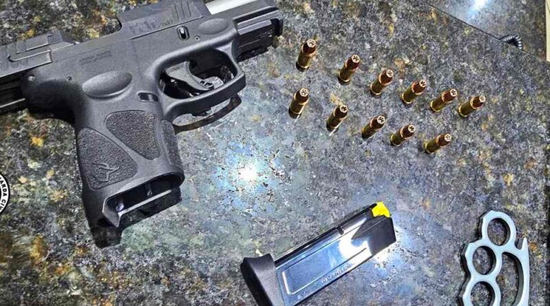 Casal é preso com arma ilegal