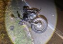 Motoqueiro bate em carro na contramão na SP-75
