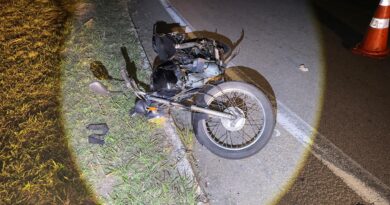 Motoqueiro bate em carro na contramão na SP-75