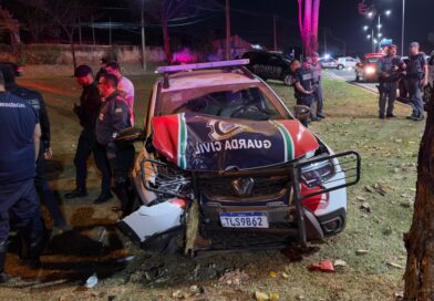 Perseguição termina com GCMs feridos e motociclista entubado