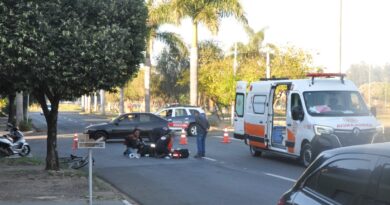 Motociclista fica ferida em acidente