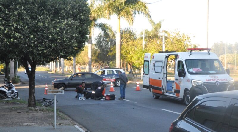 Motociclista fica ferida em acidente