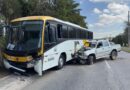 Ônibus e carro batem em Indaiatuba