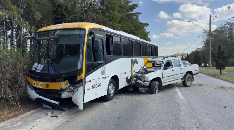 Ônibus e carro batem em Indaiatuba