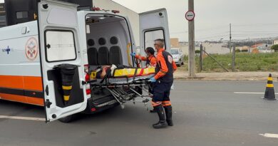 Motociclista se fere em acidente com caminhão