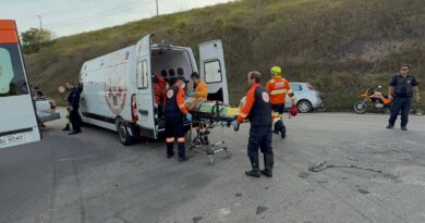 Colisão entre moto e caminhonete deixa casal ferido em Indaiatuba