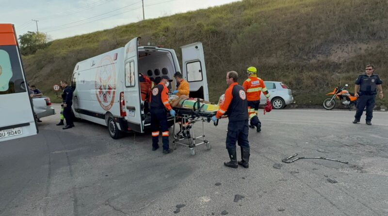 Colisão entre moto e caminhonete deixa casal ferido em Indaiatuba