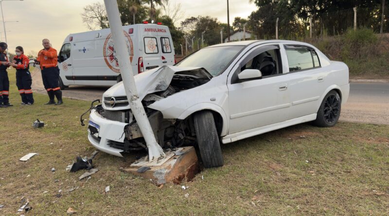 Motorista, com sinais de embriaguez, colide com poste