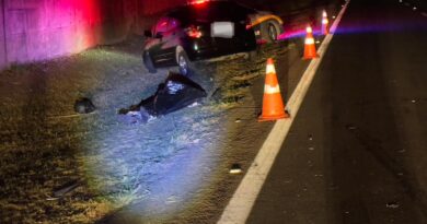 Pedestre e motociclista morrem em acidente com quatro veículos na SP-75
