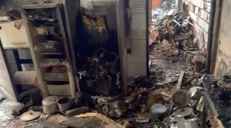 Mulher, que perdeu tudo em incêndio, pede ajuda para reconstruir sua casa