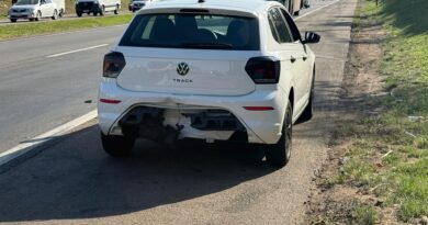 Carro e moto batem na SP-75