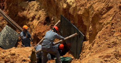Trabalhador é resgatado com vida após deslizamento em obra de escavação