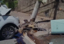 Carro bate em poste