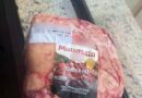 Mulher é presa por furtar carne de supermercado