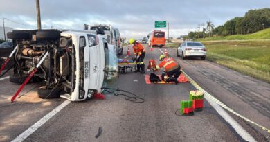 Caminhão tomba na SP-75