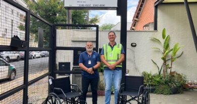 Colinas doa cadeiras de rodas para Associação de PMS com Deficiência