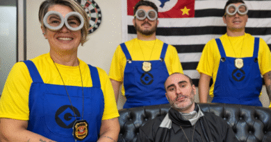 Policiais fantasiados realizam prisões durante o Carnaval na capital