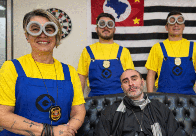 Policiais fantasiados realizam prisões durante o Carnaval na capital