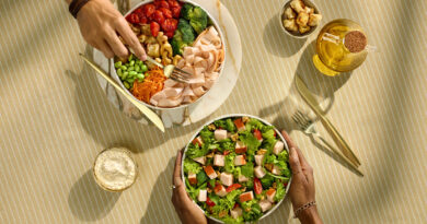 Salada colorida com peito de frango em tiras