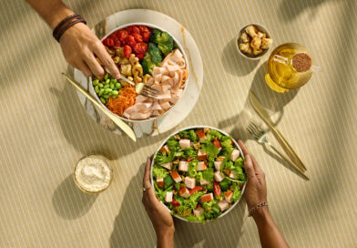 Salada colorida com peito de frango em tiras