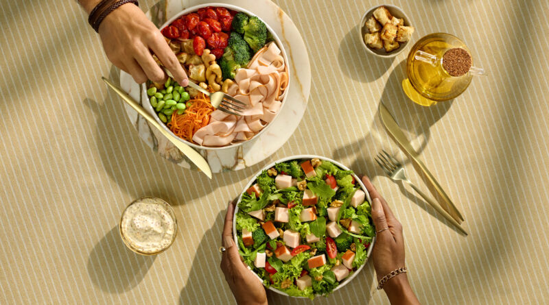 Salada colorida com peito de frango em tiras