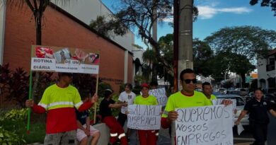 Coletores protestam na primeira sessão de Câmara de 2026