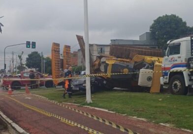 Caminhão desgovernado mata pessoa em carro na Ruz Peres