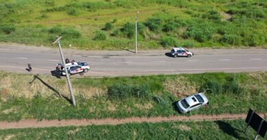 Carro perde o controle e cai no acostamento às margens da SP-75