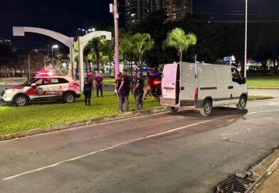 Motorista de van foge de abordagem e é preso após quase atropelar ciclista