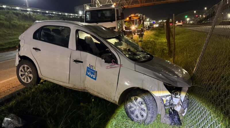 Veículo capota após perder controle na SP-75 em Campinas