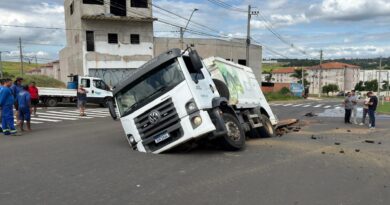 Caminhão de coleta afunda em avenida do Campo Bonito