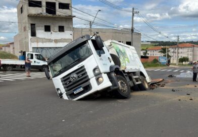 Caminhão de coleta afunda em avenida do Campo Bonito