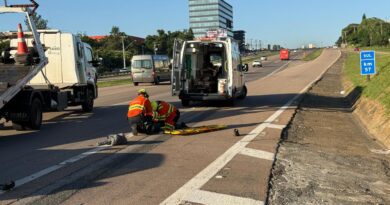 Moto e carro batem na SP-75