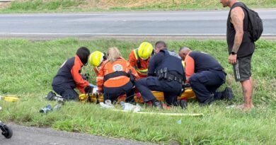 Motociclista fica ferido em acidente com caminhão na SP-75