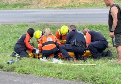 Motociclista fica ferido em acidente com caminhão na SP-75