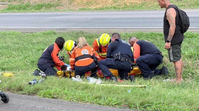 Motociclista fica ferido em acidente com caminhão na SP-75