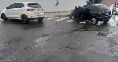 Colisão entre carros deixa motorista ferida no bairro Esplanada
