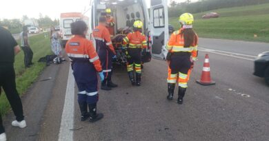 Moto bate na traseira de carro na SP-75