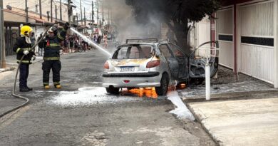 Carro pega fogo no Jardim Califórnia
