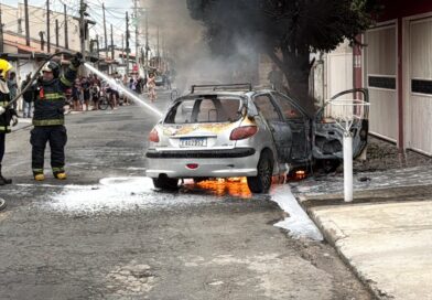 Carro pega fogo no Jardim Califórnia