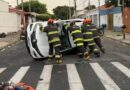 Carro tomba em acidente no Jardim Califórnia