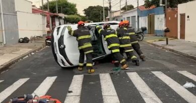 Carro tomba em acidente no Jardim Califórnia