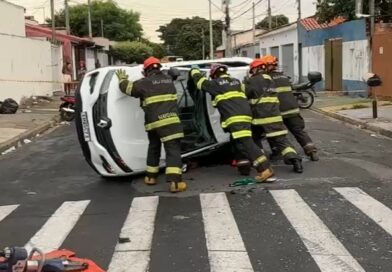 Carro tomba em acidente no Jardim Califórnia