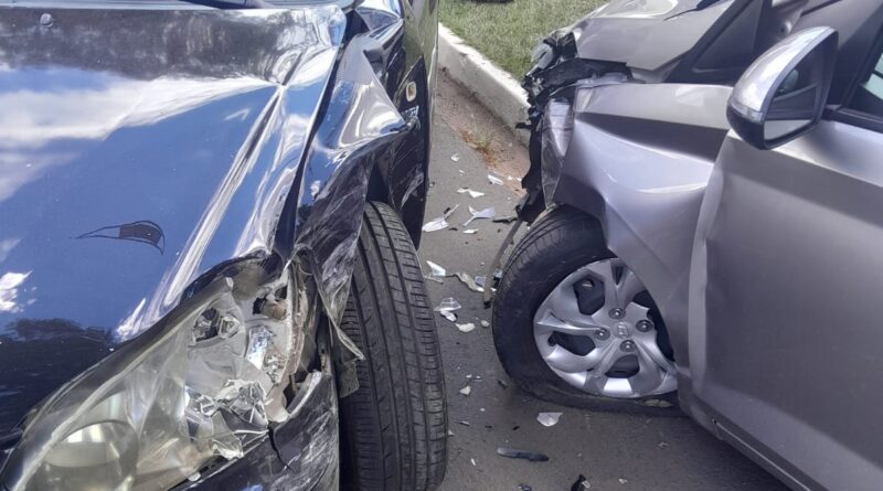 Idosa passa mal e bate o carro no Centro