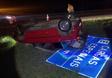 Carro capota com três pessoas na SP-75