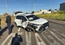 Carro bate em poste no Sabiás